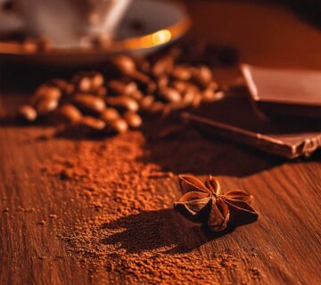 Sezonowe smaki w kawie – co pojawia się jesienią, zimą, wiosną?