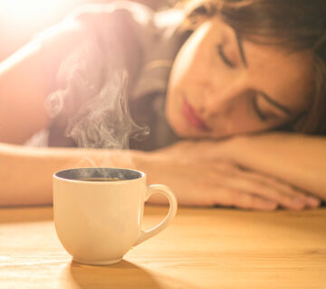 Nap time coffee: Dlaczego wypicie kawy tuż przed drzemką daje podwójną energię?