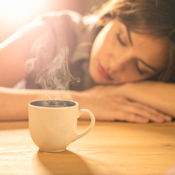 Nap time coffee: Dlaczego wypicie kawy tuż przed drzemką daje podwójną energię?